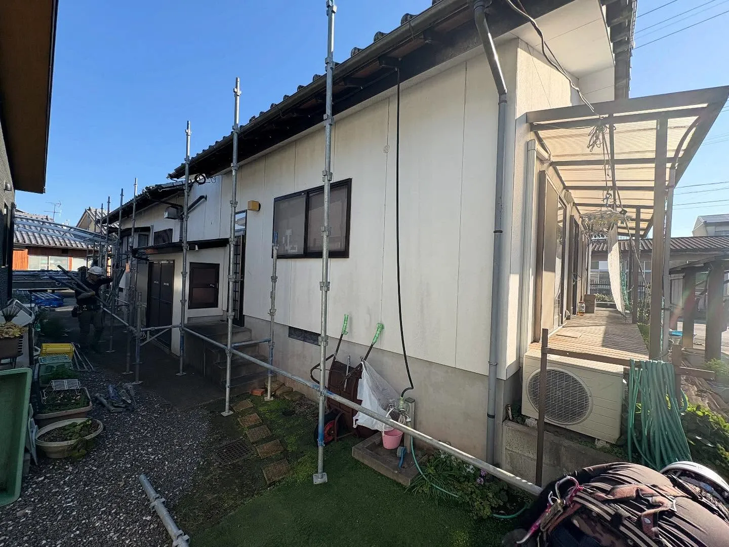 本日は都城市にて、外壁塗装工事に向けた 足場の仮設作業 を行...