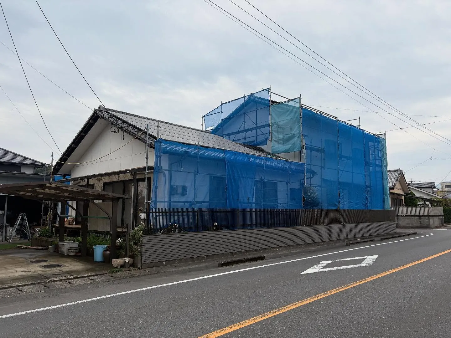 本日は都城市にて、外壁塗装工事に向けた 足場の仮設作業 を行...