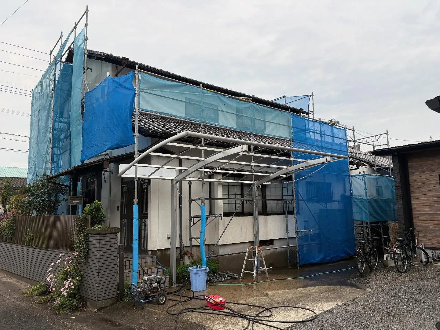 本日は都城市にて、外壁塗装工事に向けた 足場の仮設作業 を行...