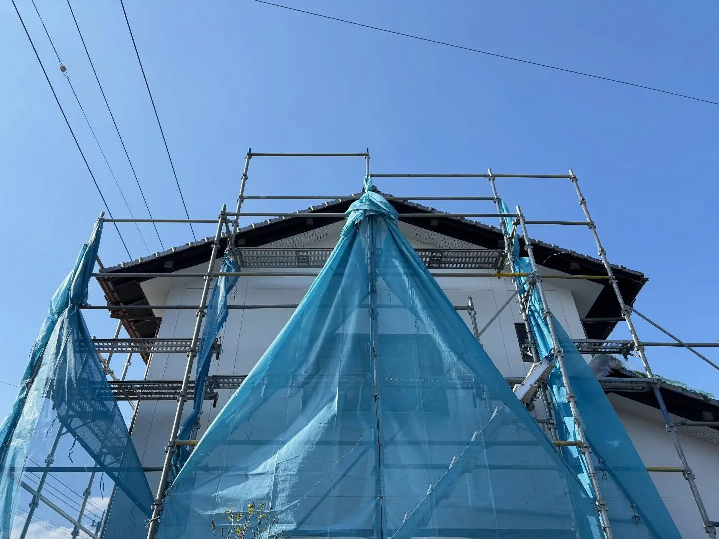 安全第一の判断 ― 爆風時の足場養生