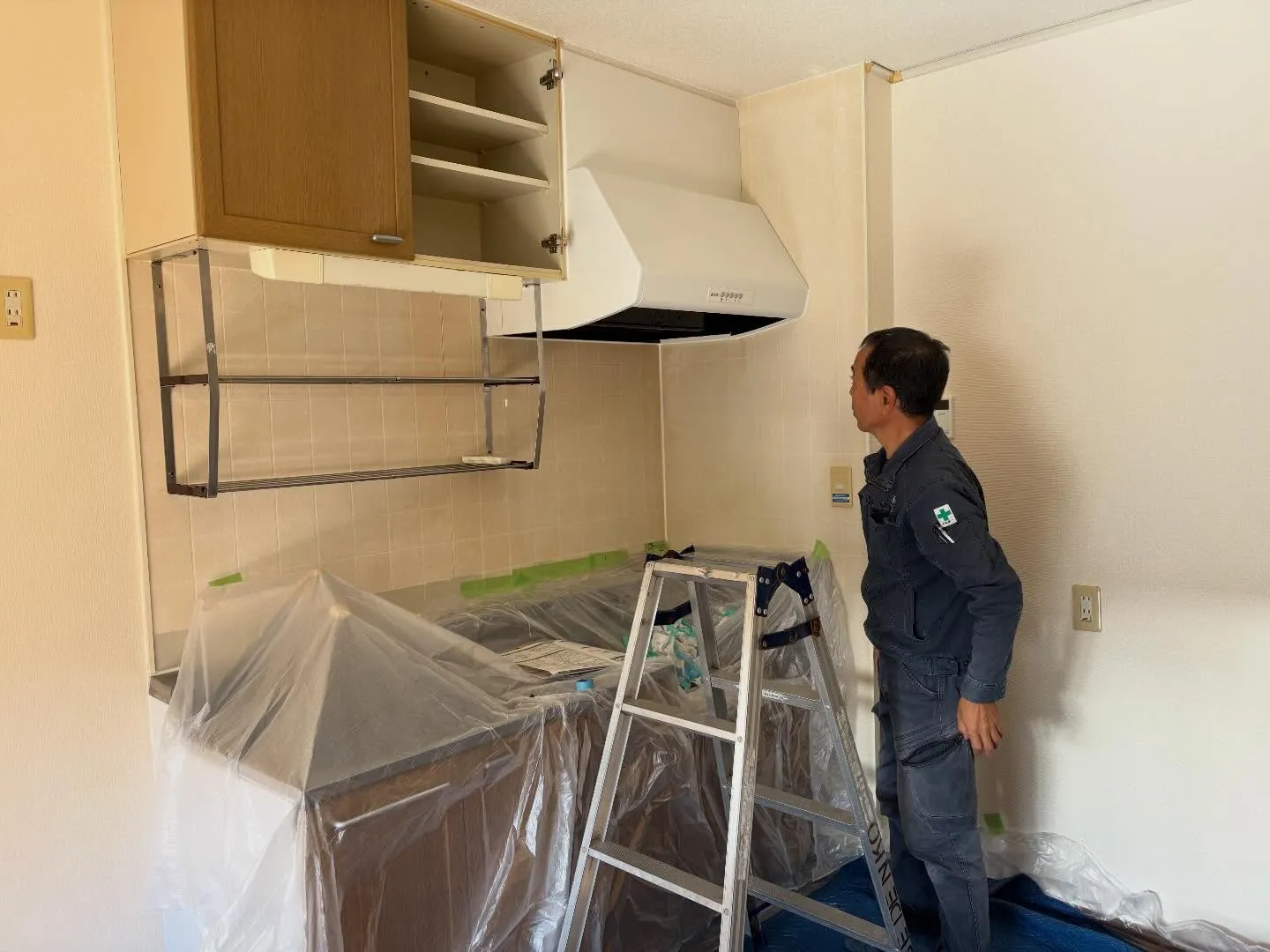 市内アパートでレンジフード交換を行いました。