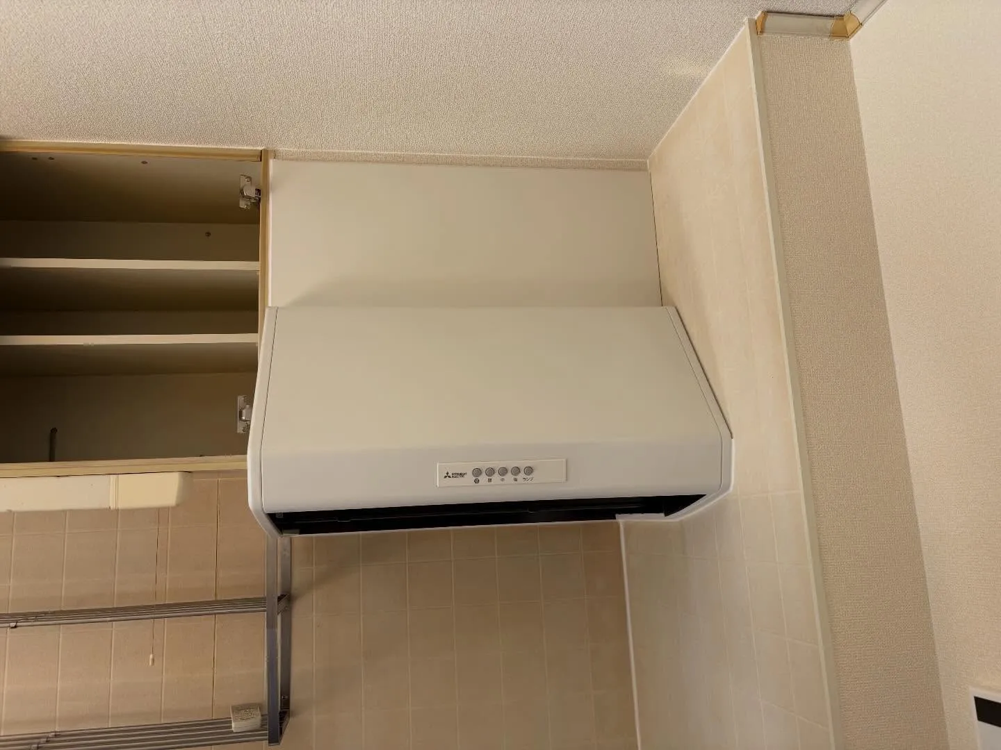 市内アパートでレンジフード交換を行いました。