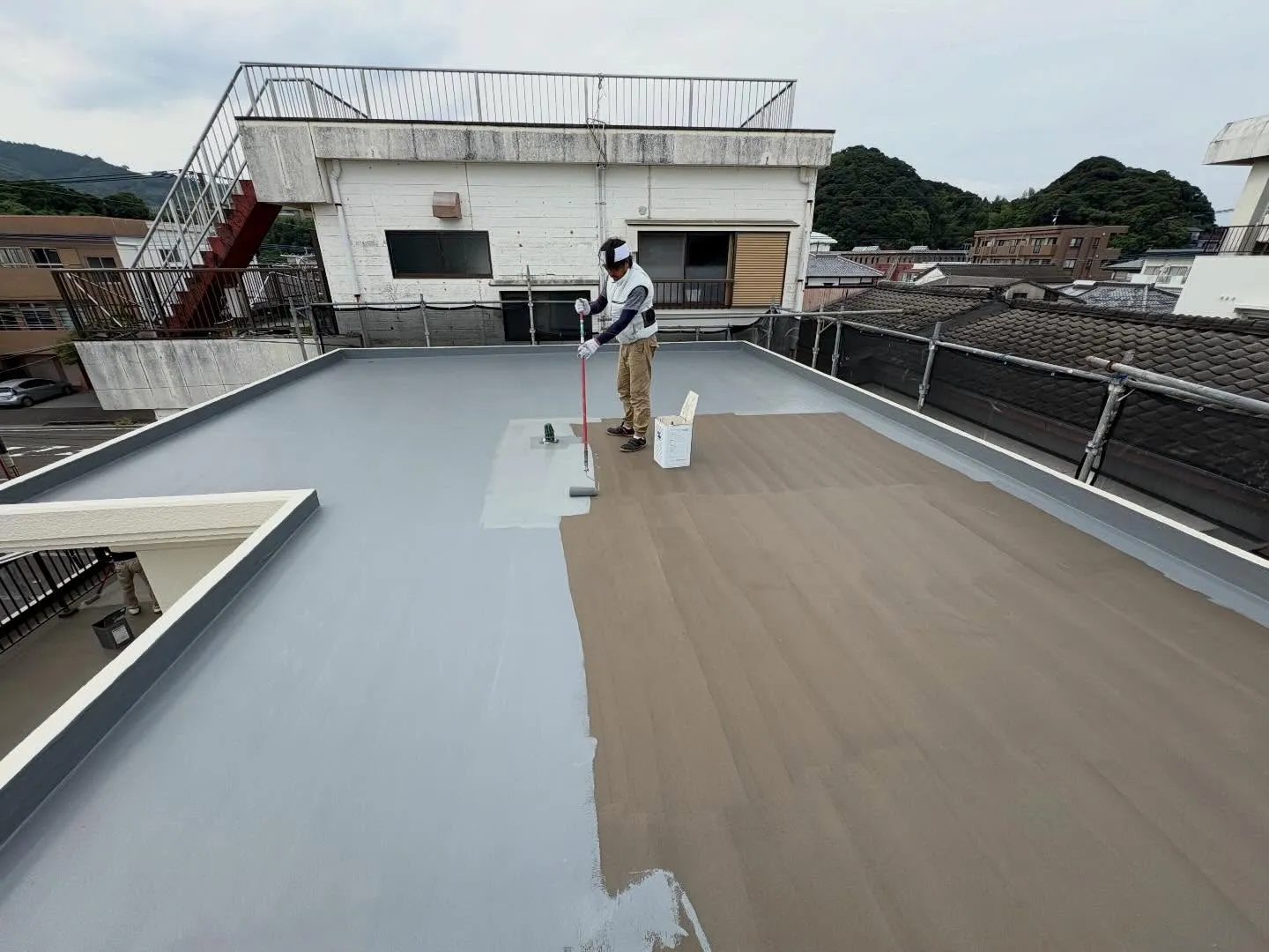 先日、日南市のI様邸にて屋上の塗膜防水工事を行わせていただき...