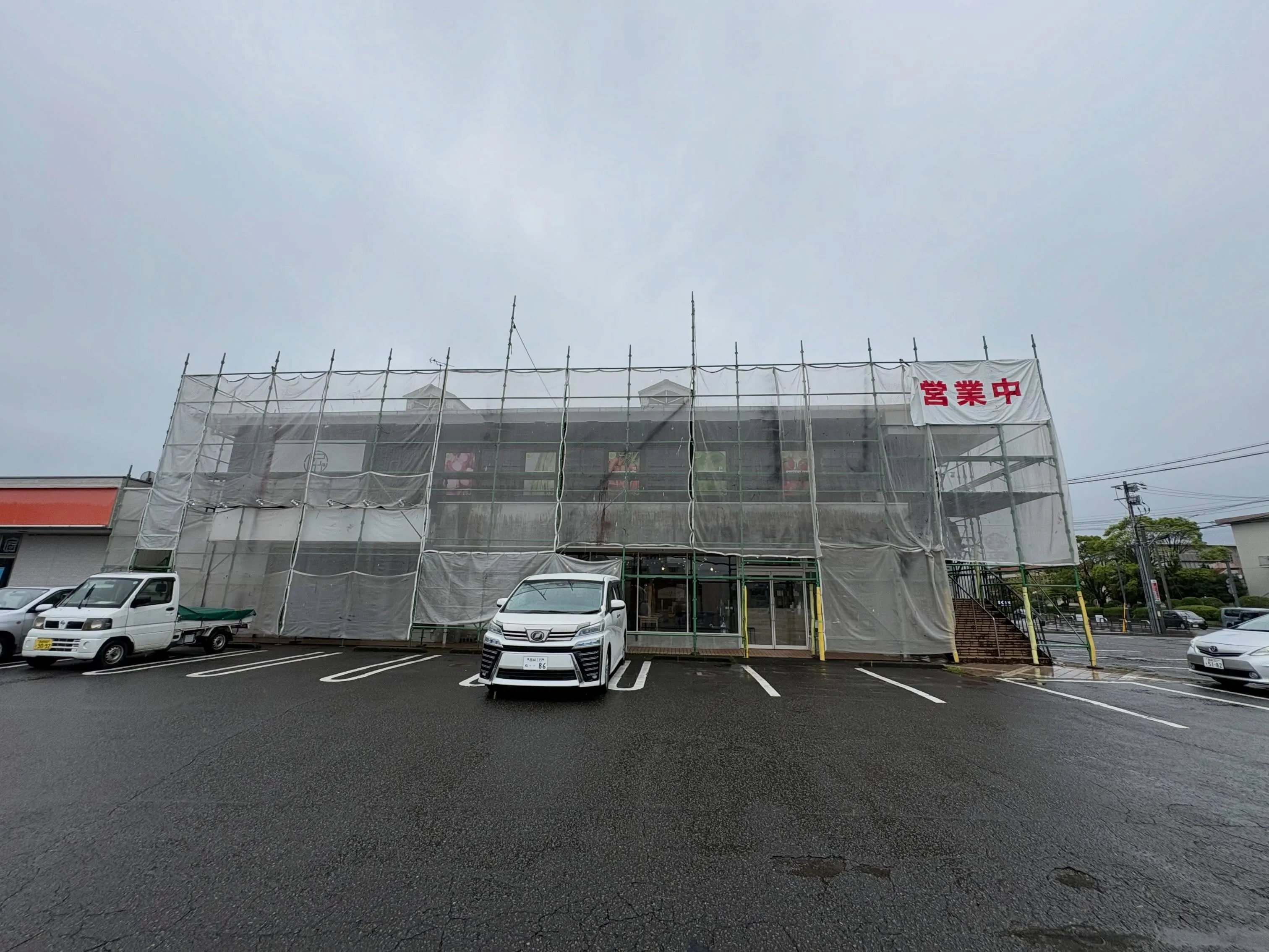 台風接近の中、現場も慎重に進行中｜屋根洗浄を行いました