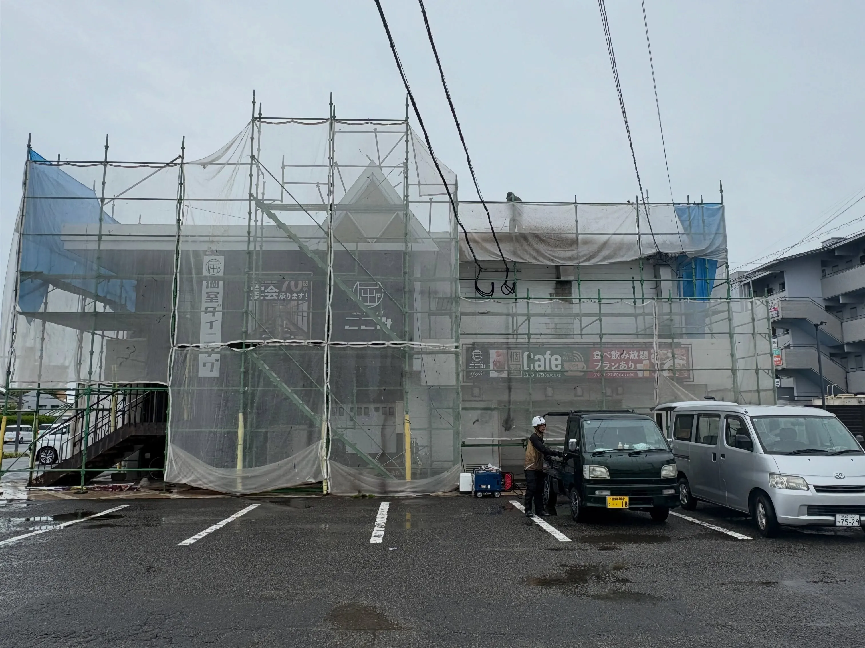 台風接近の中、現場も慎重に進行中｜屋根洗浄を行いました