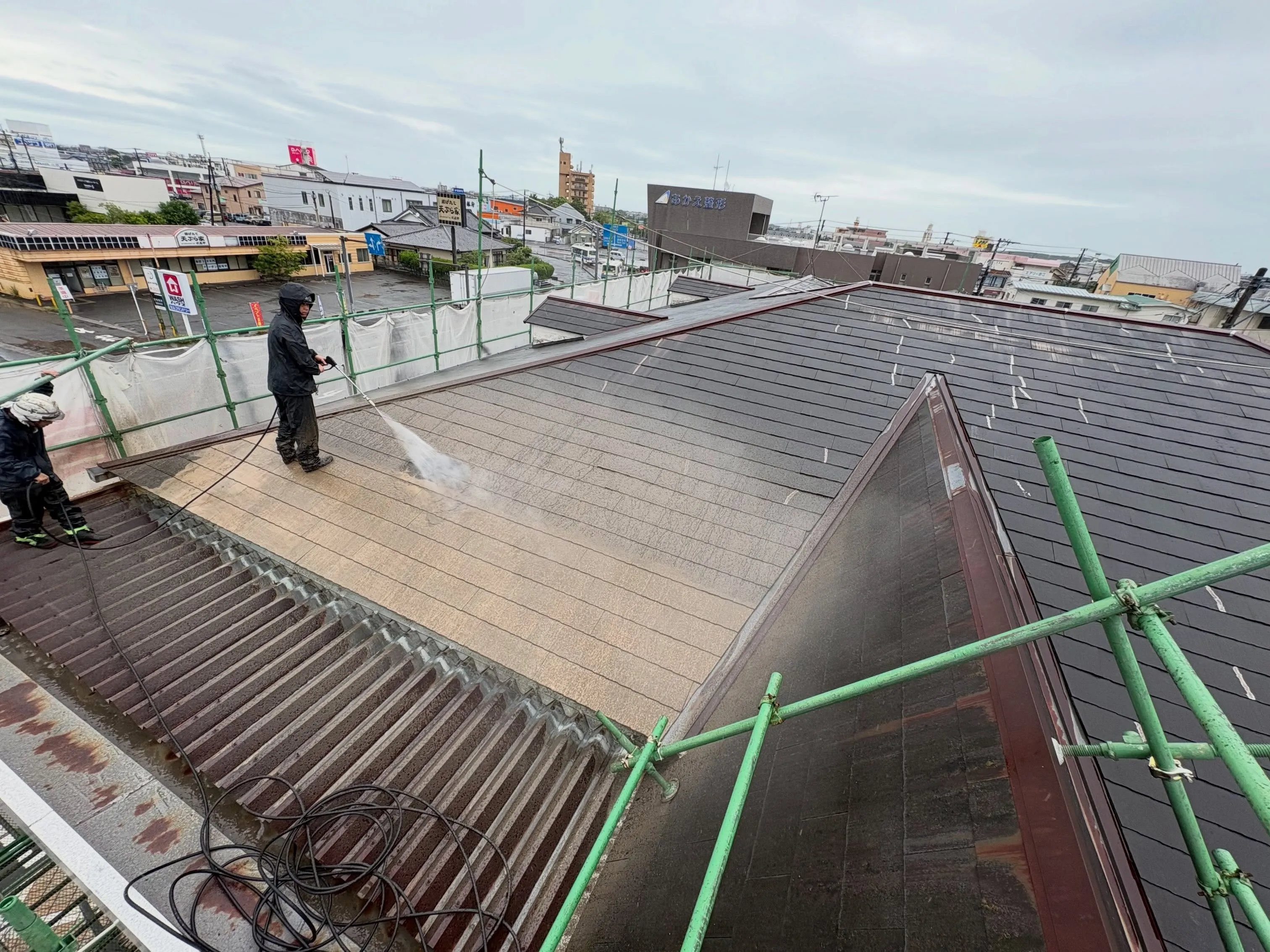 台風接近の中、現場も慎重に進行中｜屋根洗浄を行いました