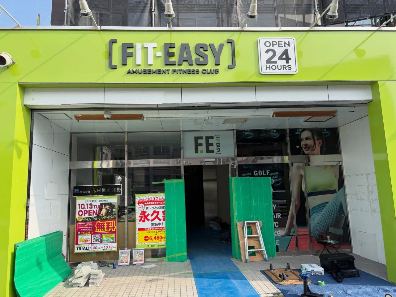 市内フィットネスジムの天井塗装工事が完了！
