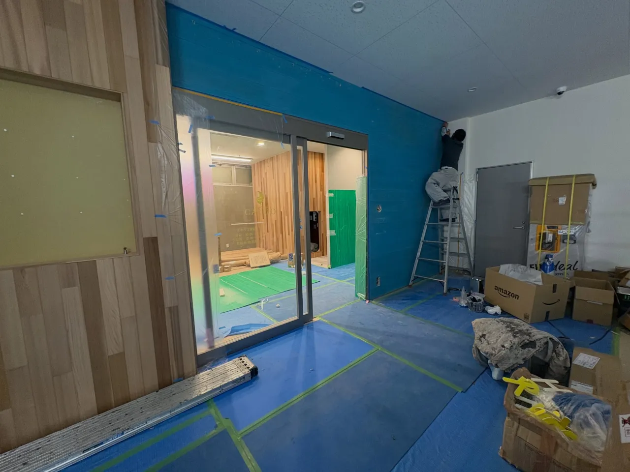 市内フィットネスジムの天井塗装工事が完了！