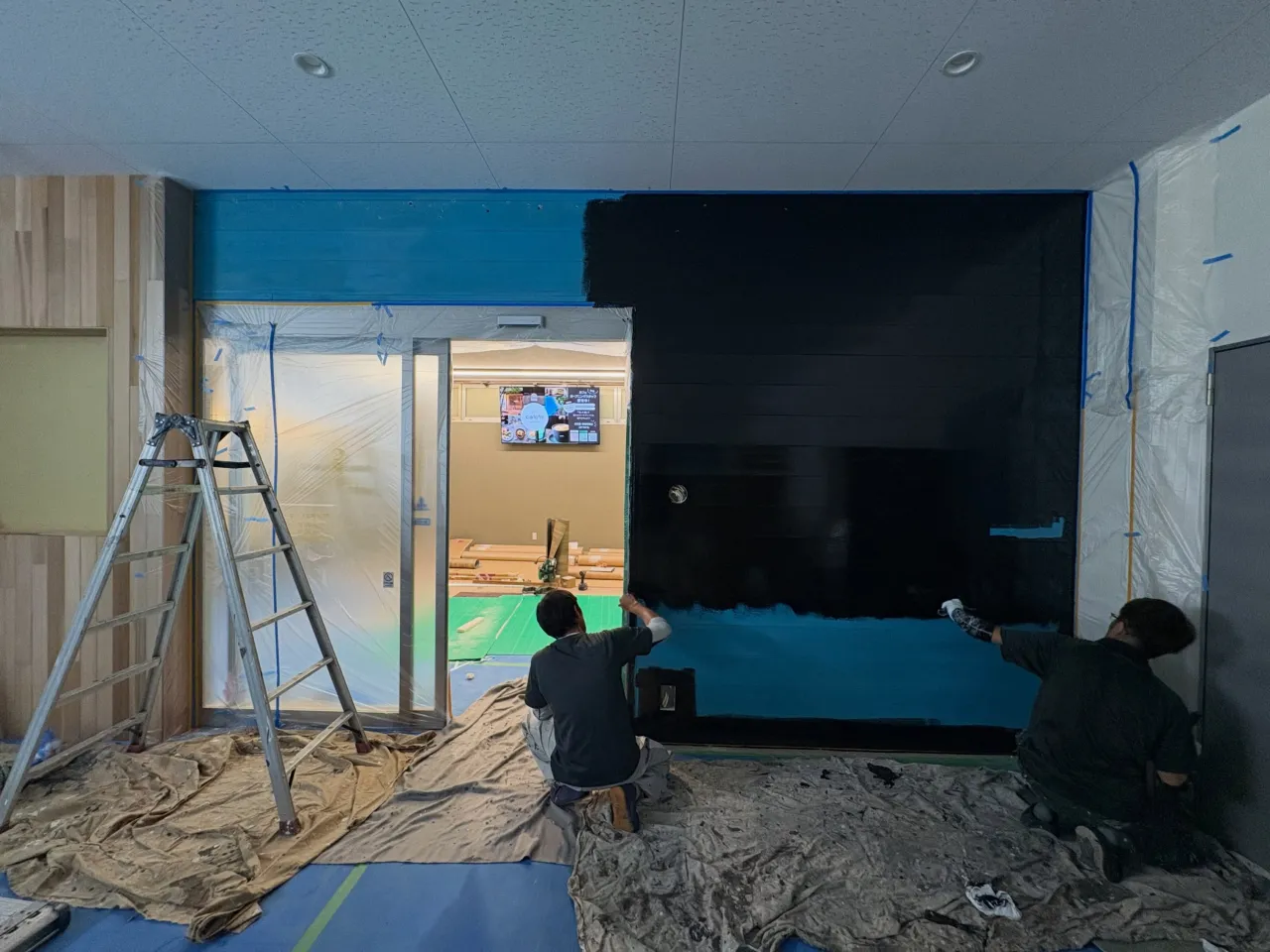 市内フィットネスジムの天井塗装工事が完了！
