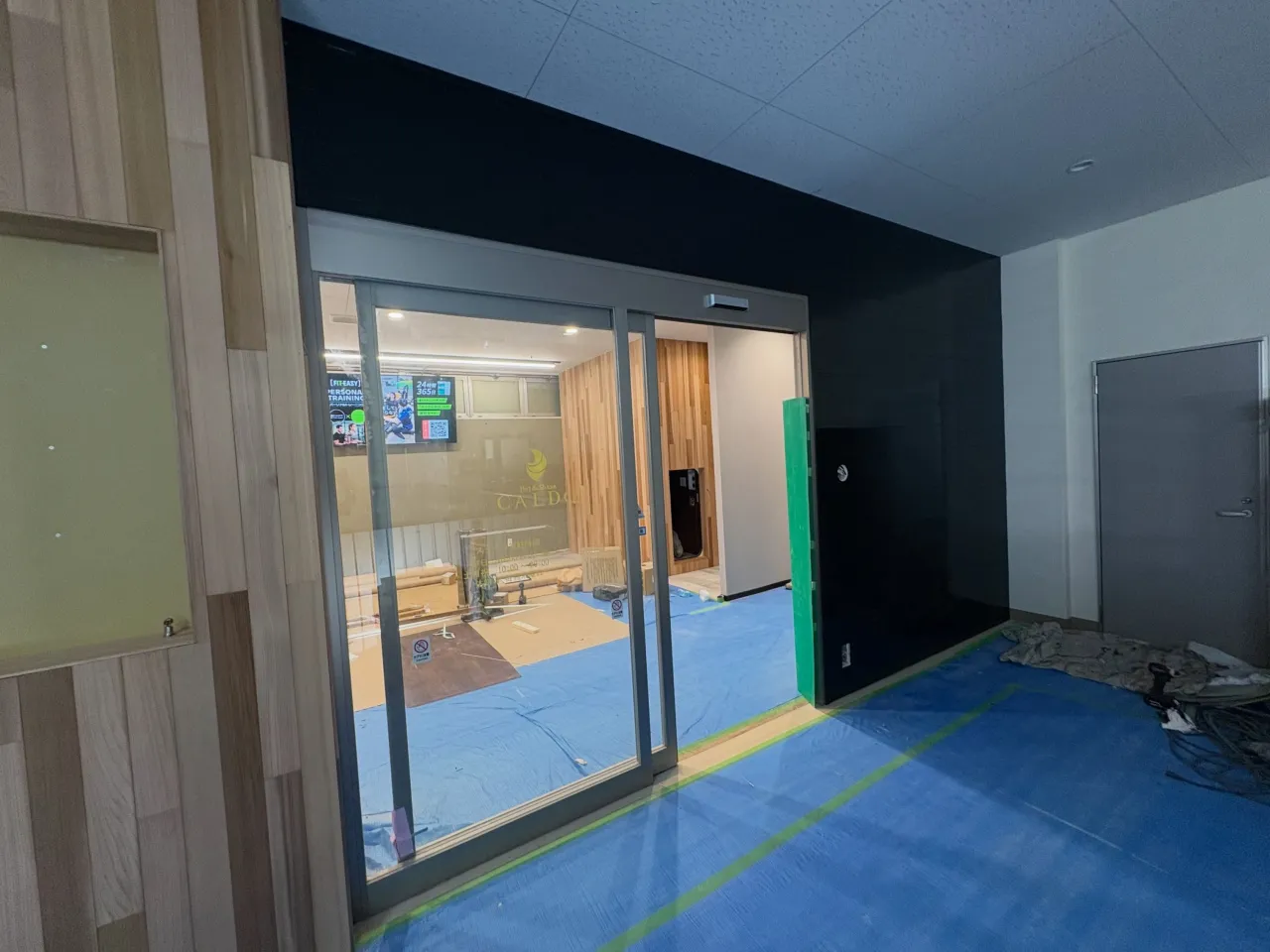 市内フィットネスジムの天井塗装工事が完了！